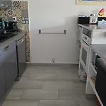 בית נופש Entire Ground Floor In Beautiful Saint-Raphaël