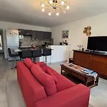 Entire Ground Floor In Beautiful בית נופש *