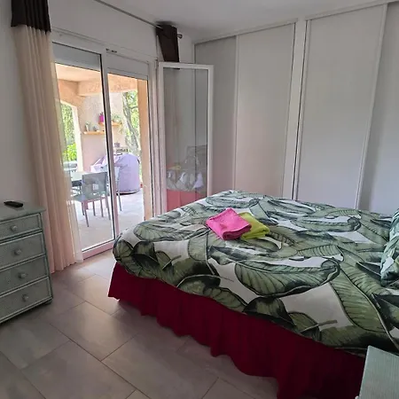 Entire Ground Floor In Beautiful Holiday home *