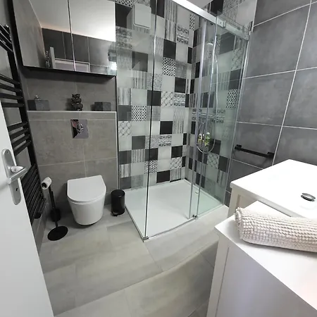 Entire Ground Floor In Beautiful * Saint-Raphael (Var)