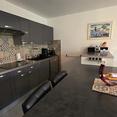 Entire Ground Floor In Beautiful Holiday home *