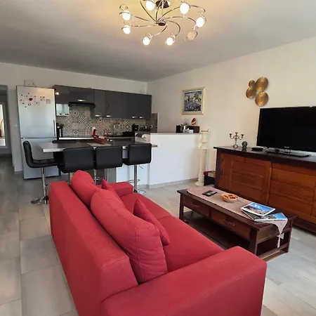 Entire Ground Floor In Beautiful Holiday home *