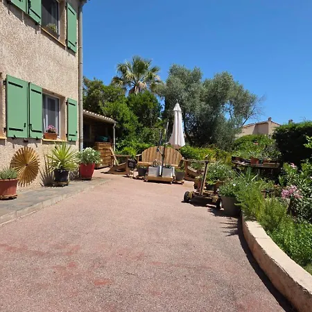 Entire Ground Floor In Beautiful Holiday home *