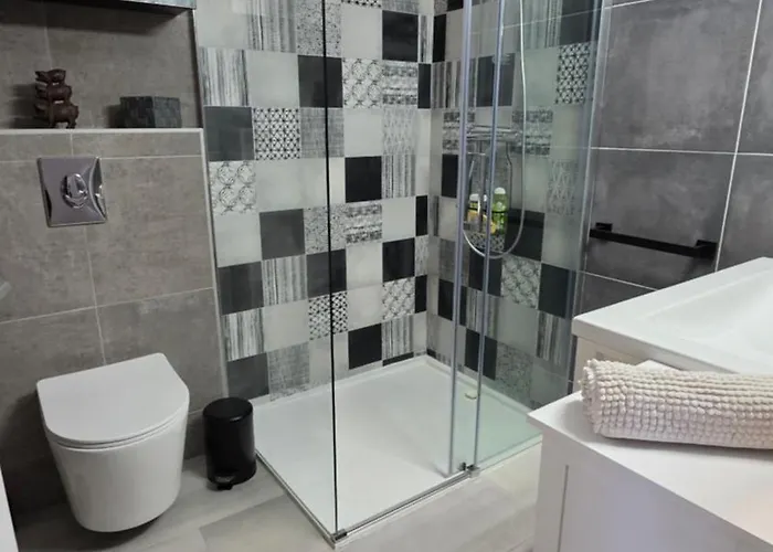 Entire Ground Floor In Beautiful Сasa de vacaciones Saint-Raphaël