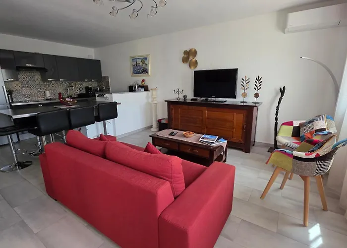 Entire Ground Floor In Beautiful *