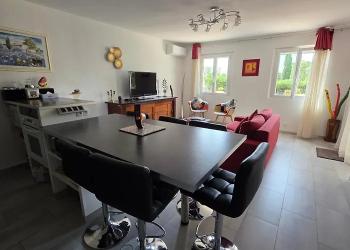 Entire Ground Floor In Beautiful Saint-Raphaël